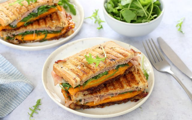 Croque-monsieur au confit d’oignon, cheddar, jambon et roquette