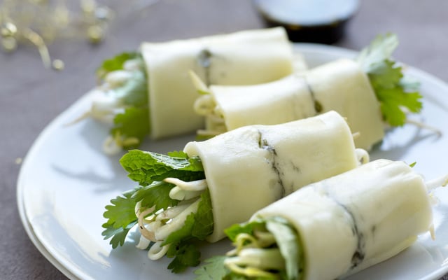 Morbier 'comme un rouleau de printemps' à croquer aux herbes MBC