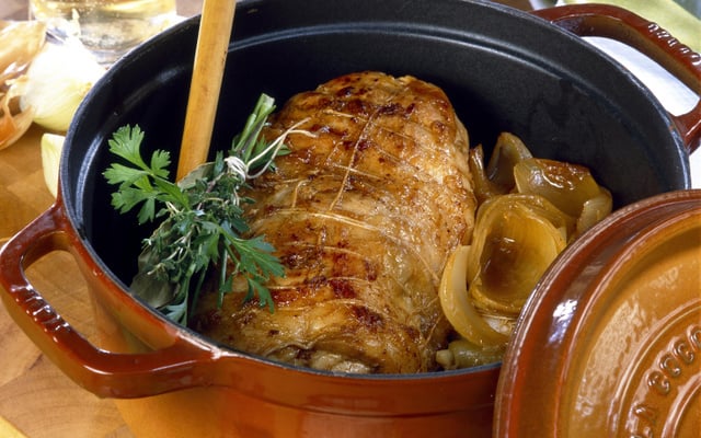 Rôti de porc en cocotte à la moutarde et petits oignons