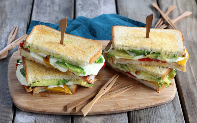 Croque-monsieur au Délice de Poulet Halal Isla Délice, avocat, poivrons et mozzarella