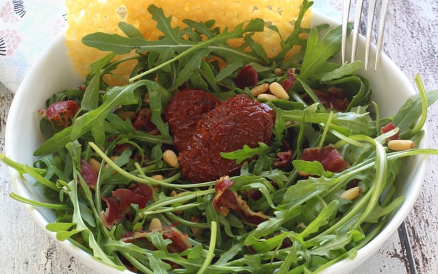 Salade de roquette, parmesan, tomates séchées et pancetta