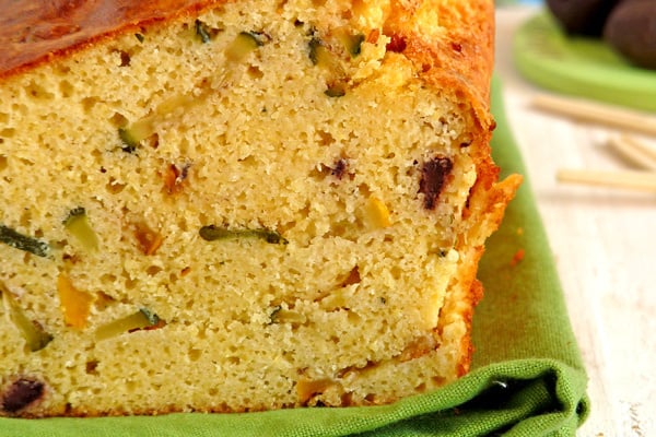 Cake de polenta, amandes & courgettes