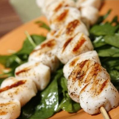 Brochettes de Saint-Jacques aux pétales de Morteau