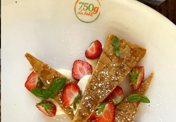 Mille-feuilles, fraises, crème diplomate et basilic