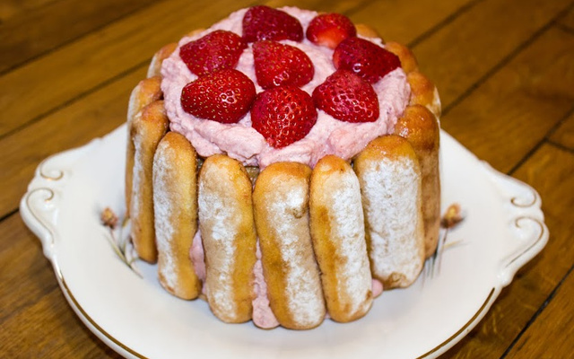 Charlotte aux fraises, sirop de fraises, fromage blanc