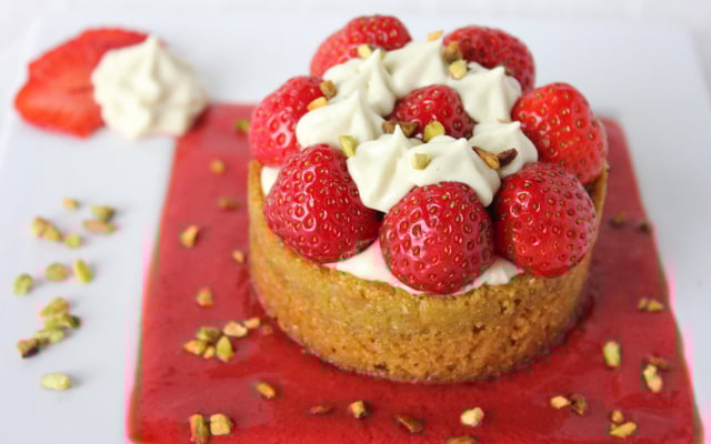 Sablé breton sur sa soupe de fraises Andros, crème et chantilly à la pistache