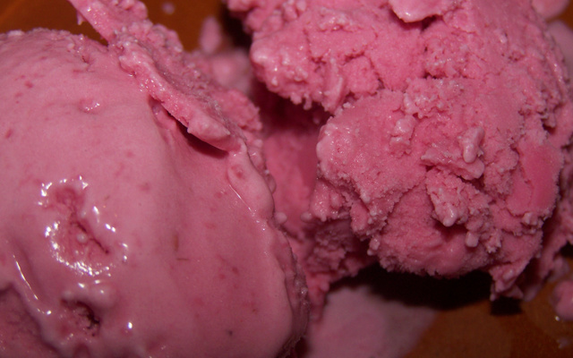 Glace à la framboise et mascarpone