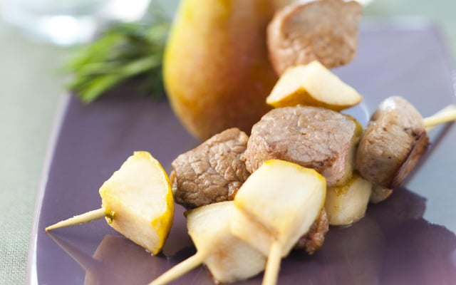 Brochettes d'agneau à la poire caramélisée