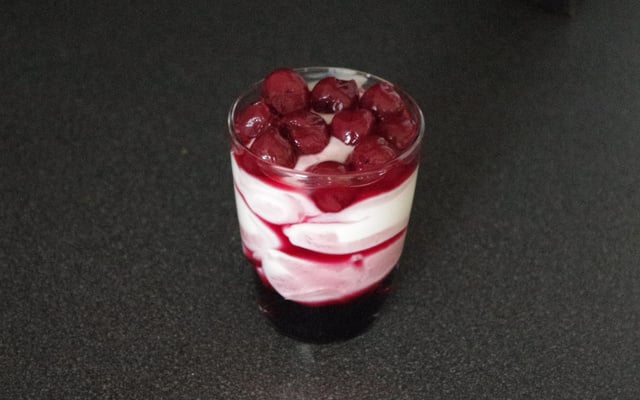 Verrines de fromage blanc aux cerises