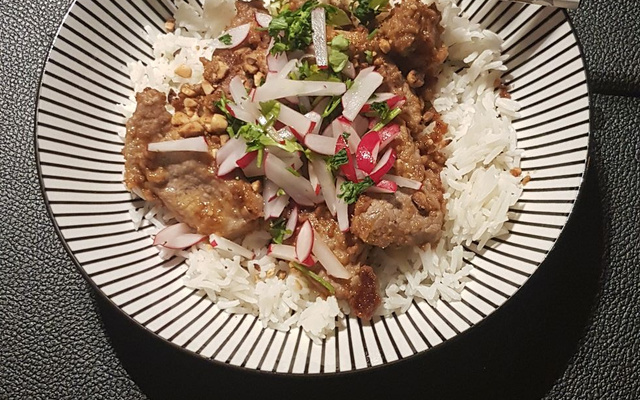 Agneau sauté au curry rouge et au beurre de cacahuètes