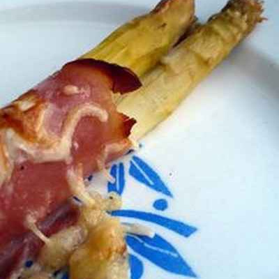 Asperges au jambon gratinées à l'emmental
