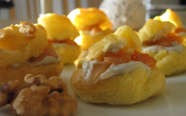 Petits choux farcis à la crème de roquefort, noix et saumon fumé