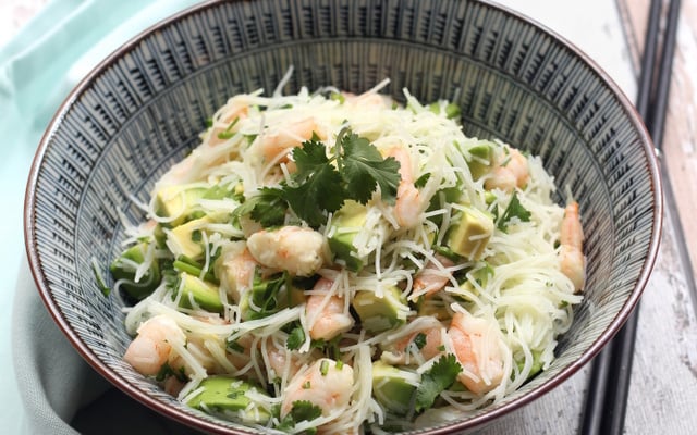 Salade de vermicelles de riz, crevettes et avocat