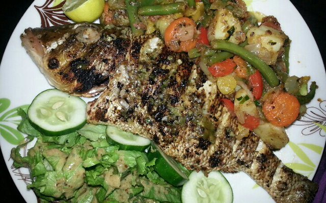 Dorade au four sur lit de pommes de terre