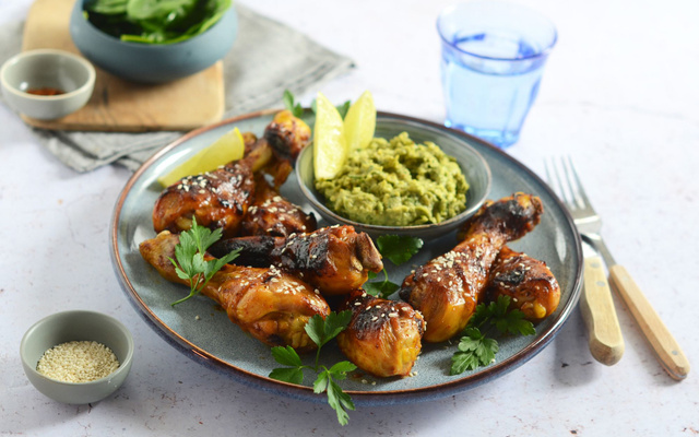 Pilons de poulet caramélisés et crème d'avocat