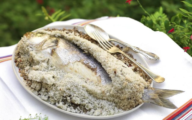 Bar d'aquaculture de nos régions à la croûte de sel aux herbes