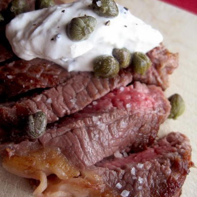 Bœuf grillé, crème au raifort et aux câpres