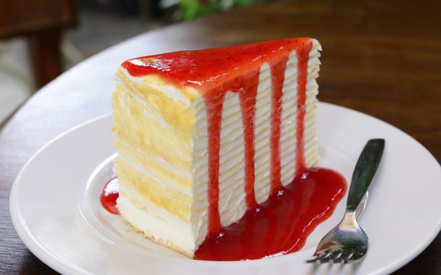 Gâteau de crêpes au citron et son coulis de fraises
