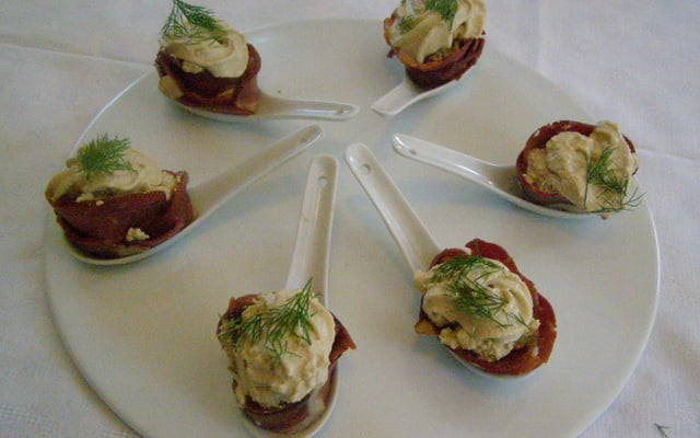 Cuillères de chantilly de foie gras et de magret de canard fumé