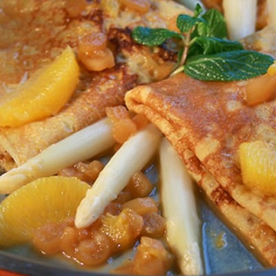 Crêpes aux asperges blanches des Landes et oranges, façon suzette