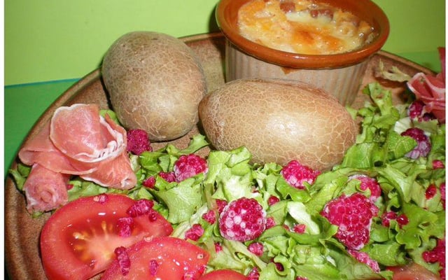 Langres rôti, avec sa salade, ses framboises et ses pommes de terre au four