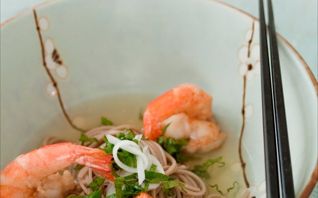 Nouilles Soba au dashi et tempura de crevettes