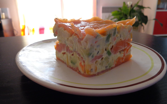 Mille feuille de saumon, surimi, avocat et maïs