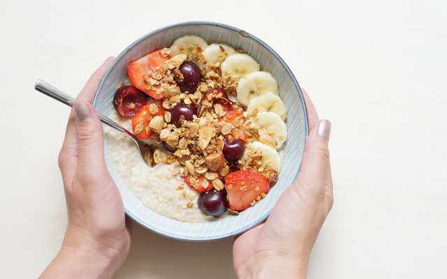Porridge ultra rapide aux fraises et aux cerises