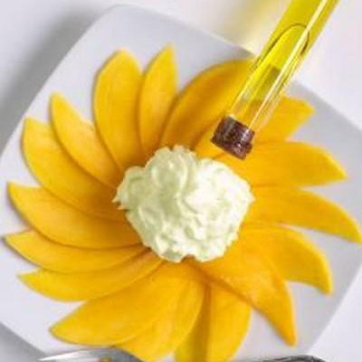 Carpaccio de mangue et émulsion d'huile d'olive extra vierge à la vanille