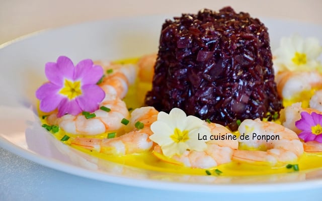 Riz noir aux crevettes, sauce au safran et curcuma