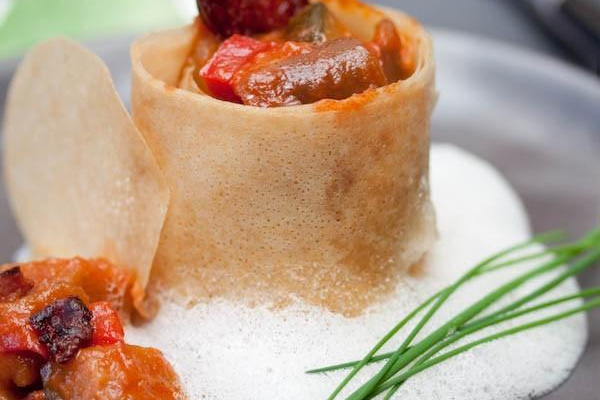 Ecrins croustillants à la Ratatouille, chorizo et émulsion au parmesan