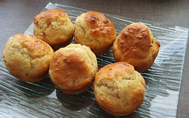 Muffins salés jambon-parmesan et oignons confits.