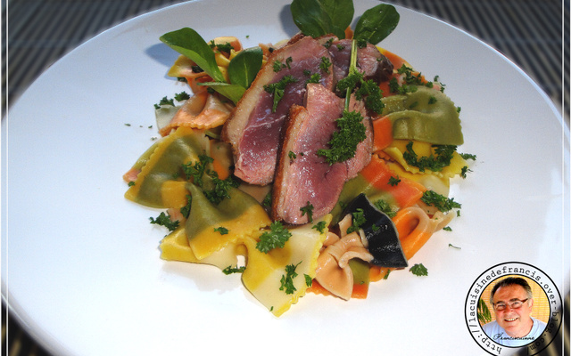 Magret de canard au sirop de safran et ses farfalles multicolores