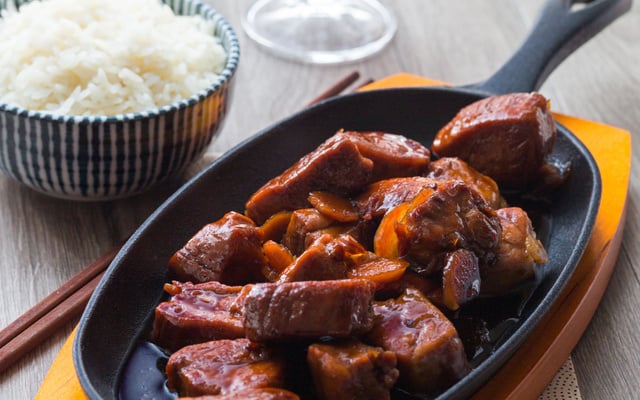 Porc au caramel parfumé au vin chinois