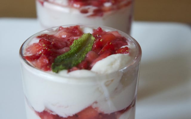Verrines de ricotta et fraises au coulis de miel