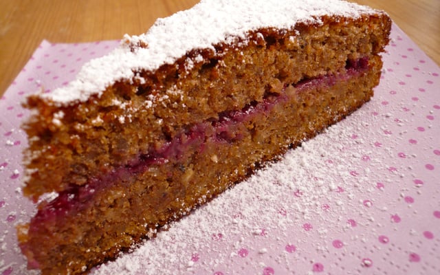 Gâteau aux noix et aux framboises