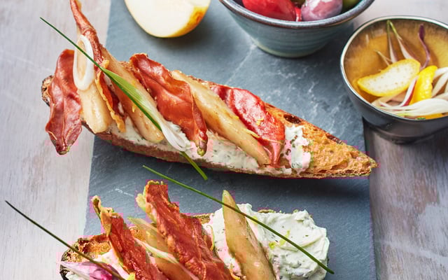 Bruschetta de Tartare® Ail Sauvage, poire caramélisée & croustillant de jambon de Parme