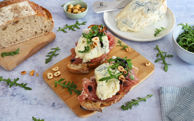 Bruschetta au Gorgonzola AOP, jambon de Parme, noisettes grillées et roquette