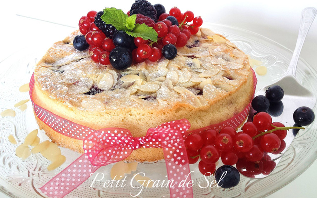 Gâteau macaronné aux fruits rouges