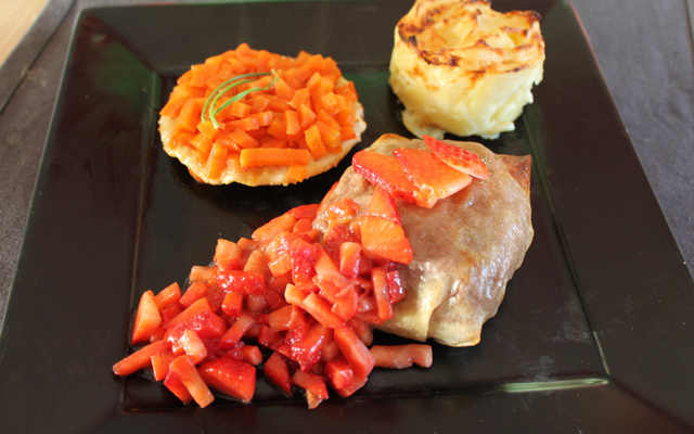 Croustillant de magret de canard farci au foie gras et sa sauce Gariguette