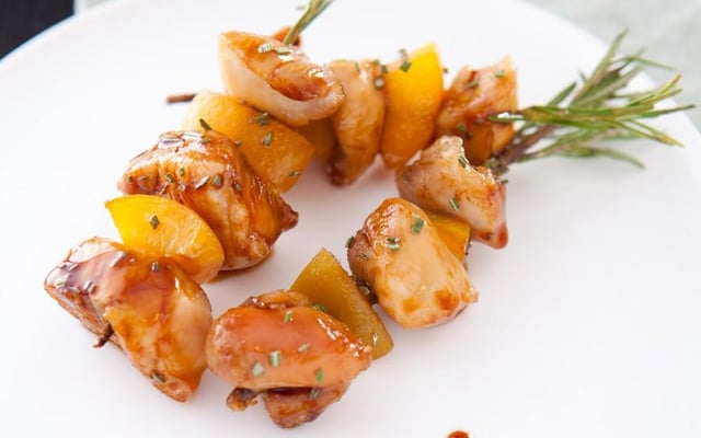 Brochette de lapin au romarin et pêche, laque de miel de soja aux noisettes