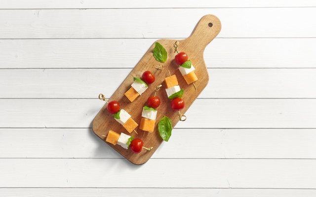 Brochettes de melon, Salakis nature, tomate cerise et basilic