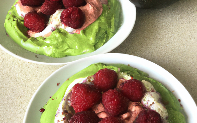 Dessert à l'avocat et aux framboises