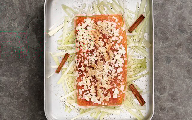 Saumon de Norvège au four aux amandes, à la cannelle et au fenouil
