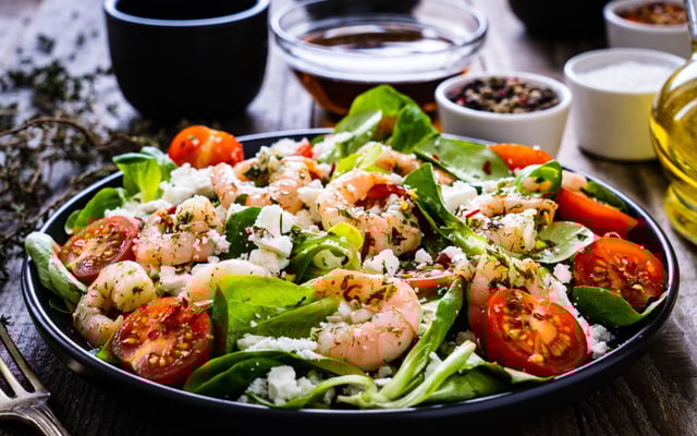 Salade de crevettes avec tomates et féta