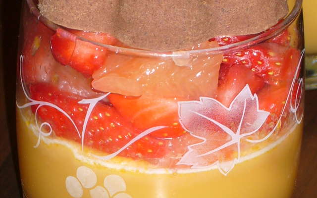 Verrine de mousse de pamplemousse et fraises