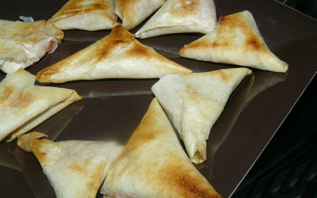 Samoussas au chèvre et à la tomate