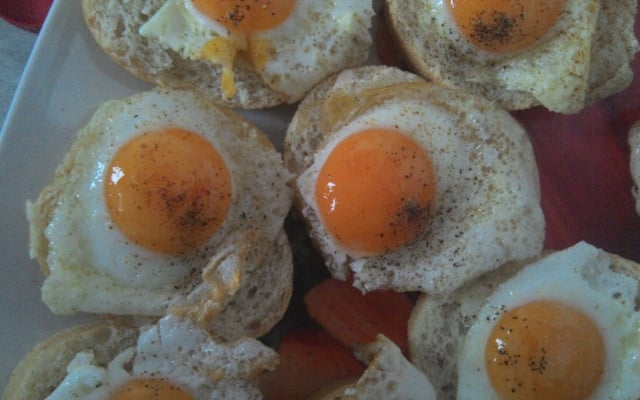 Toasts aux œufs de caille