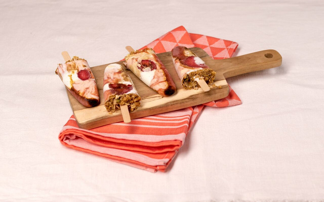 Bâtonnets glacés croustillants : fraises, lait concentré et mascarpone