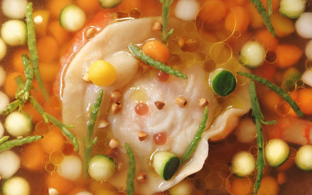 Consommé de crevettes, ravioles et billes de légumes
